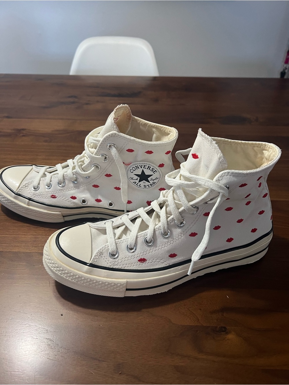 Converse Chuck 70 Embroidered Lips High Love Me- M 7, W 9.
